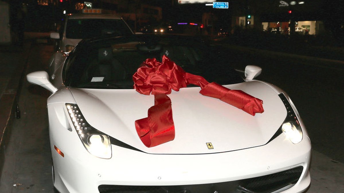 Av Tyga fick Kylie en Ferrari värd närmare 2,8 miljoner. 